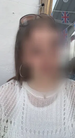 Julia, 26